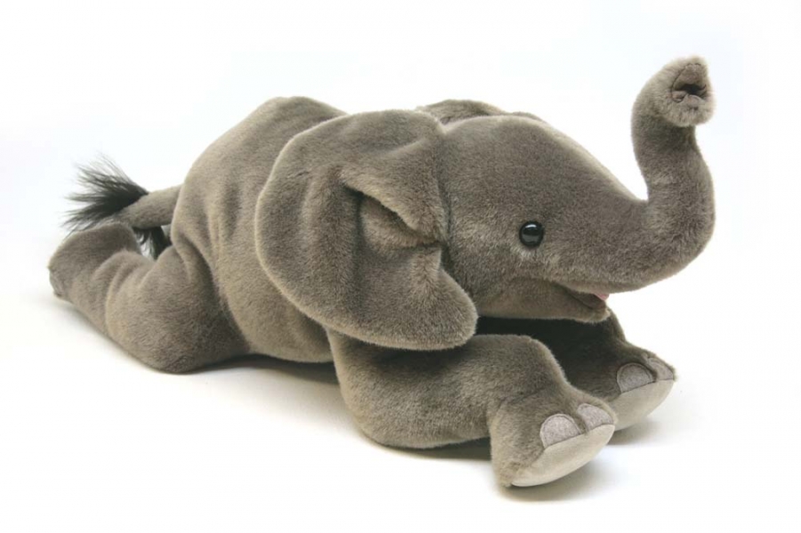 Elefantenbaby "Kira", liegend 